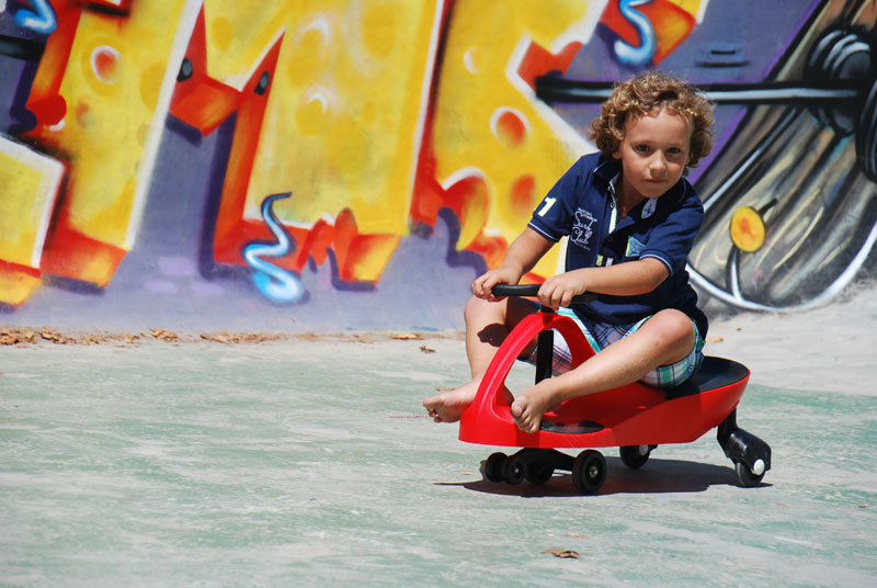 Diviértete a todas horas con tu Didicar. Una vez que lo pruebes ya no querrás bajar porque es muy fácil y cómodo de andar. No necesita de pedales ni pilas ni baterías.